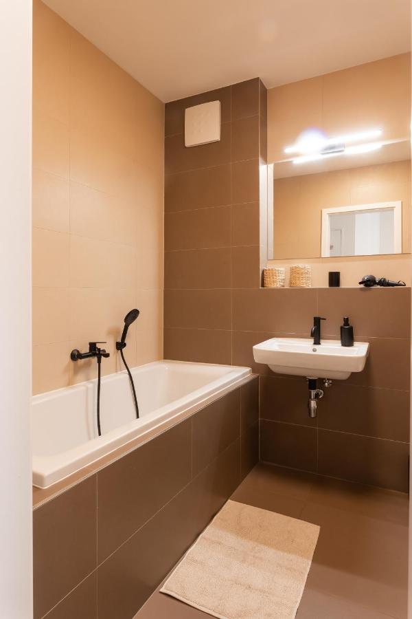 Quiet & Cozy Apartment Old Town - Free Underground Parking Kosice Exterior photo